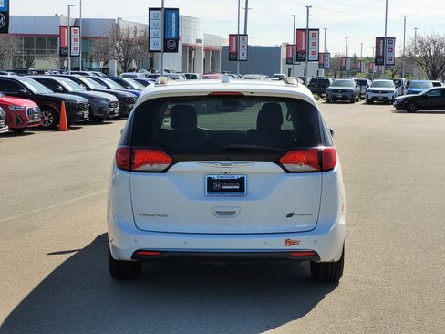 Used 2018 Chrysler Pacifica Limited w/ Advanced Safetytec Group image 6