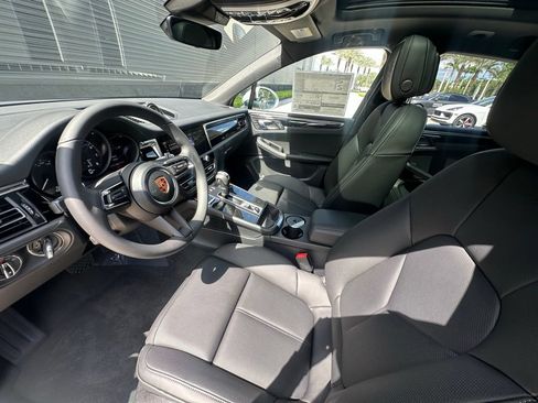 Used 2026 Porsche Macan AWD/4WD image 4