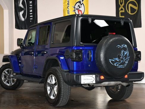 Used 2018 Jeep Wrangler Unlimited Sahara AWD/4WD image 6