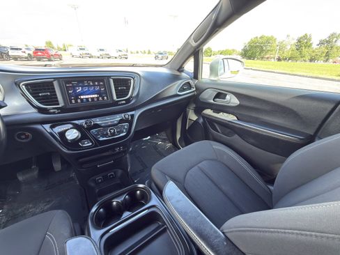Used 2018 Chrysler Pacifica Touring Plus w/ S Appearance Package FWD image 26