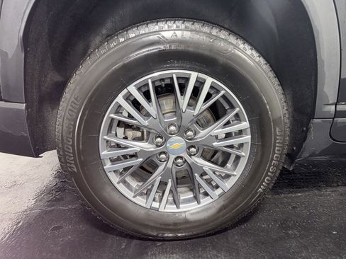 Used 2025 Chevrolet Traverse LT image 8