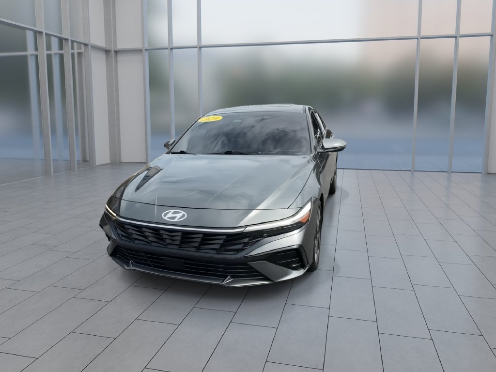 Used 2025 Hyundai Elantra Limited FWD image 3