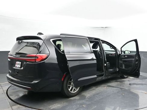 Used 2025 Chrysler Pacifica Select image 57