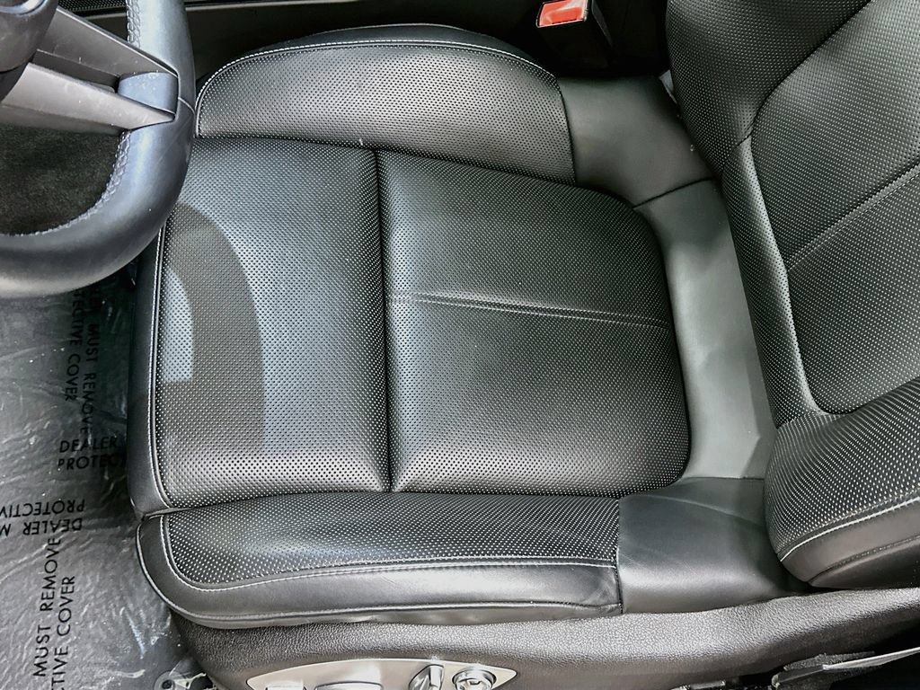 Certified 2025 Porsche Macan AWD/4WD image 21
