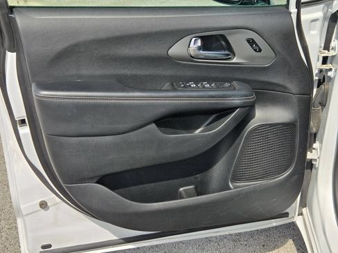 Used 2025 Chrysler Pacifica Select FWD image 11