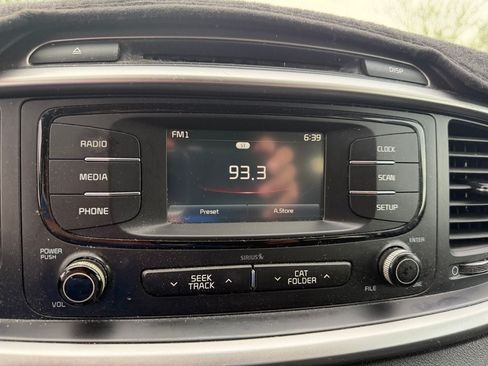 Used 2017 Kia Sorento FWD image 11