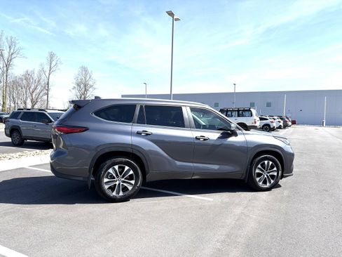Used 2023 Toyota Highlander XLE image 16