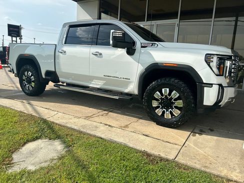 Used 2025 GMC Sierra 2500 Denali AWD/4WD image 2