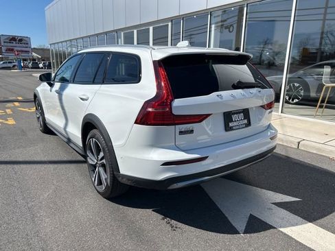 Used 2025 Volvo V60 B5 Cross Country Plus image 3