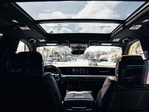Used 2025 Cadillac Escalade ESV V image 14