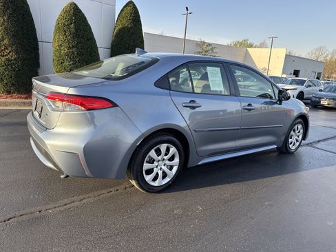 Used 2022 Toyota Corolla LE image 3