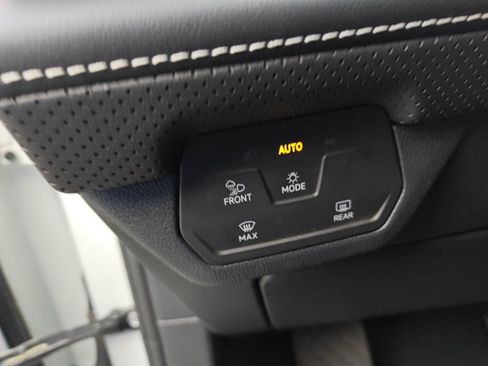 Used 2024 Volkswagen Atlas Cross Sport SE image 26