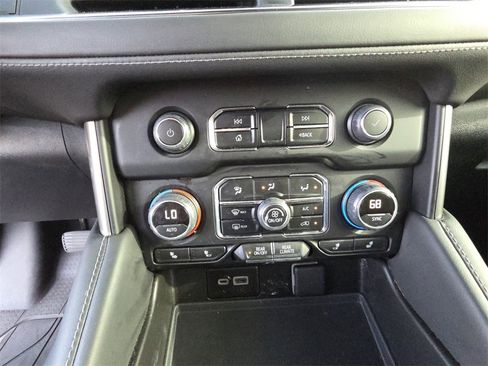 Used 2024 Chevrolet Tahoe Z71 w/ Luxury Package image 23