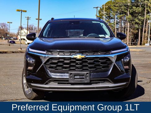 Used 2025 Chevrolet Trax LT w/ LT Convenience Package image 2