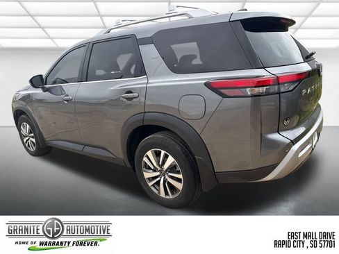 Used 2023 Nissan Pathfinder SL FWD image 4