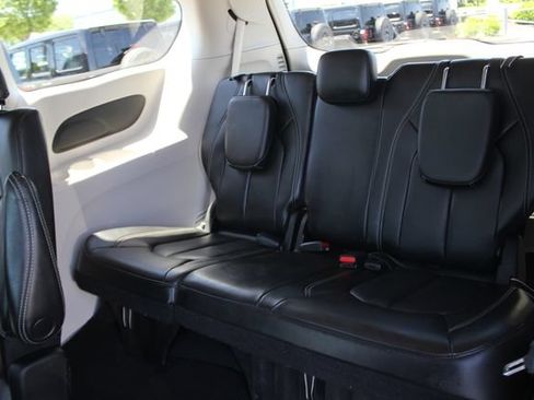 Used 2023 Chrysler Pacifica Touring-L FWD image 25