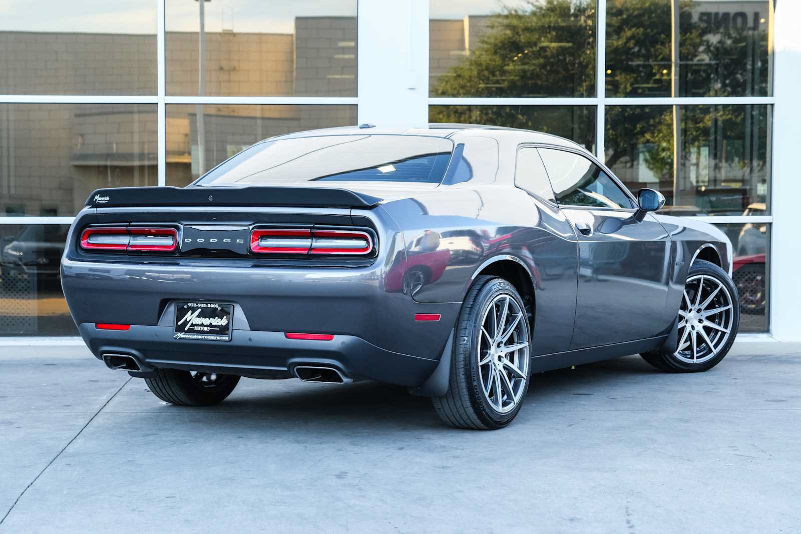 Used 2016 Dodge Challenger R/T w/ Driver Convenience Group RWD image 13