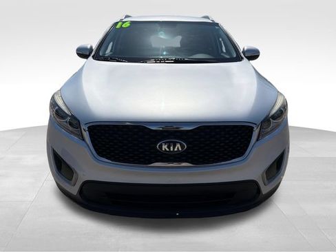 Used 2016 Kia Sorento FWD image 2
