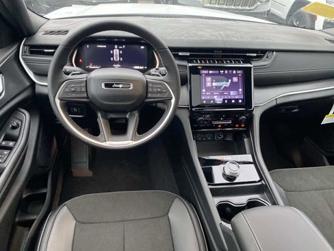 New 2025 Jeep Grand Cherokee Laredo image 9