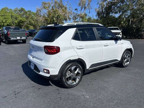 Used 2022 Hyundai Venue Limited image 6