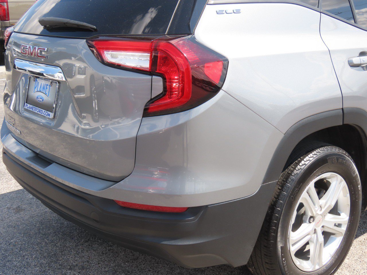 Used 2024 GMC Terrain SLE w/ Driver Convenience Package FWD image 12