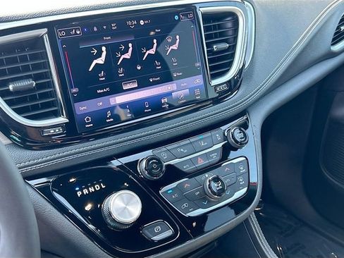 Used 2025 Chrysler Pacifica Limited FWD image 13