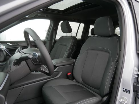 New 2025 Jeep Grand Cherokee Laredo X w/ Luxury Tech Group I image 5