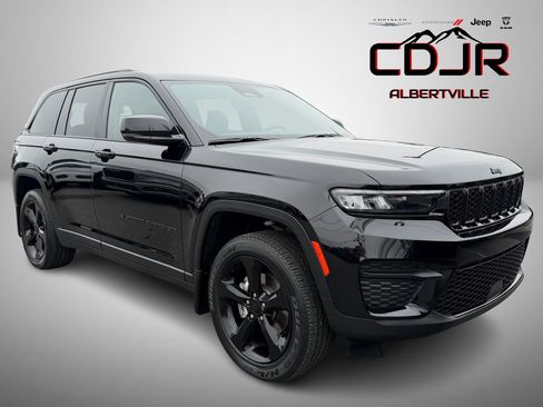 Used 2022 Jeep Grand Cherokee Altitude image 1