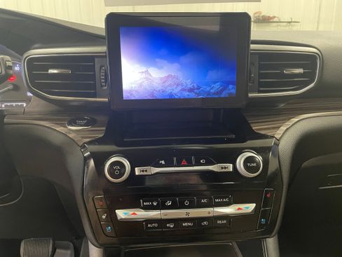 Used 2022 Ford Explorer Limited w/ Class IV Trailer Tow Package image 17