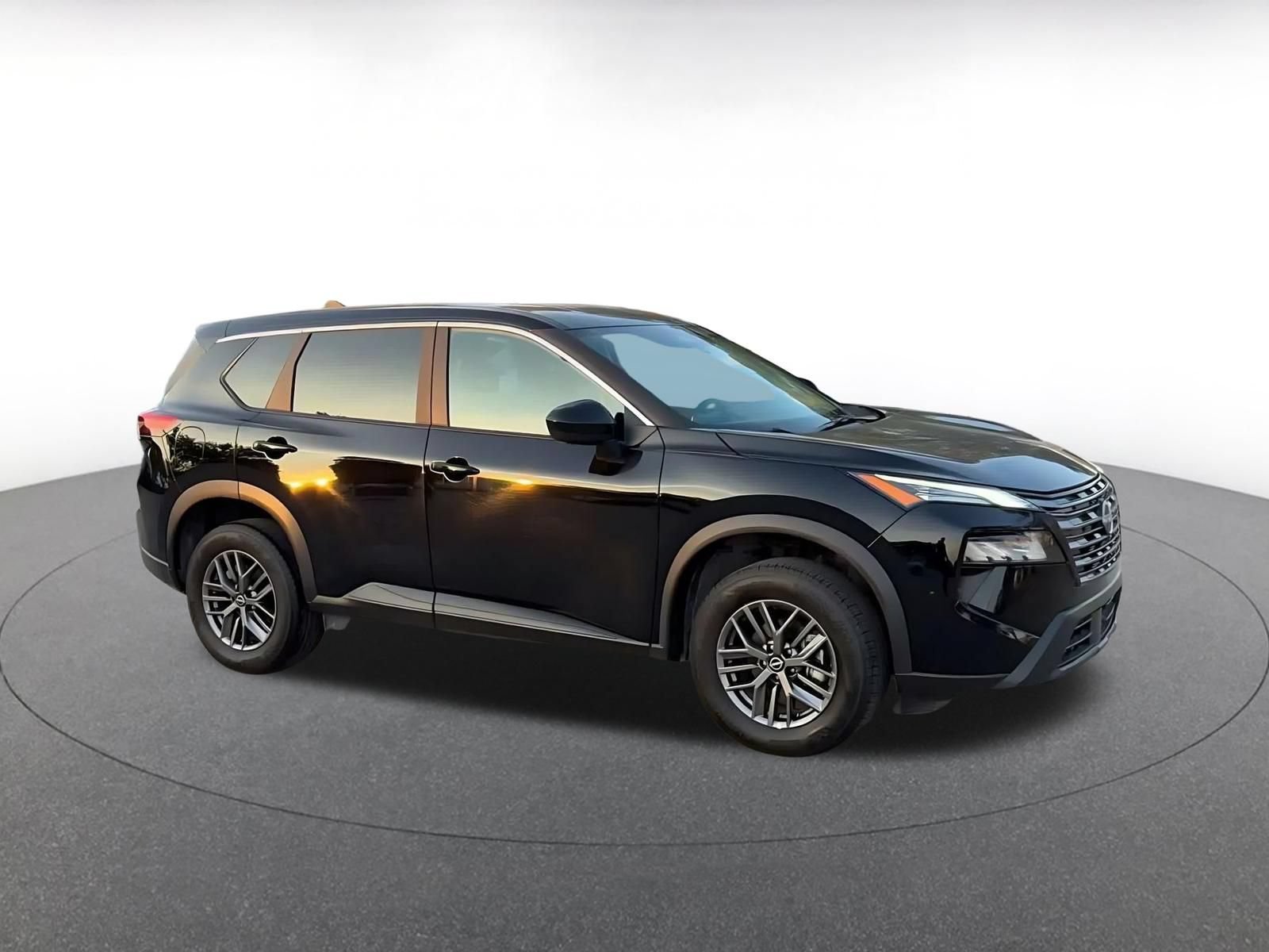Used 2026 Nissan Rogue SV FWD image 2
