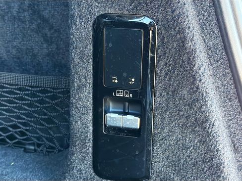 Used 2024 Land Rover Range Rover Sport SE image 13