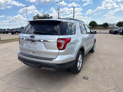 Used 2019 Ford Explorer XLT FWD image 7
