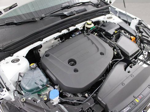 New 2026 Volvo XC40 B4 Plus w/ Protection Package Premier FWD image 10