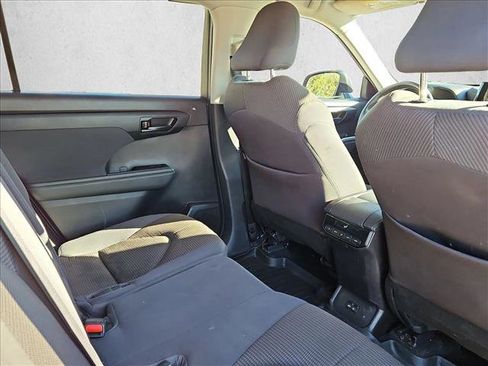 Certified 2022 Toyota Highlander LE image 18