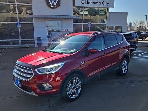 Used 2017 Ford Escape SE w/ Equipment Group 201A image 1