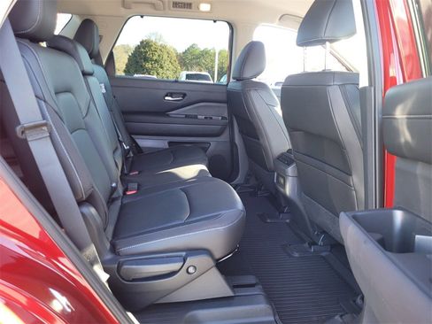 Used 2025 Nissan Pathfinder SL image 14