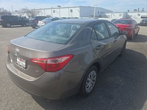Used 2018 Toyota Corolla LE image 5