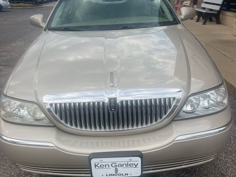 Used 2009 Lincoln Town Car Signature Limited RWD image 3
