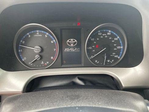 Used 2018 Toyota RAV4 LE FWD image 16