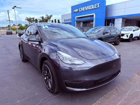 Used 2024 Tesla Model Y Long Range AWD/4WD image 2