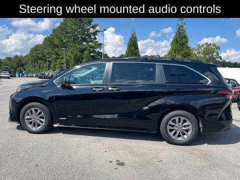 Used 2021 Toyota Sienna XLE FWD image 7