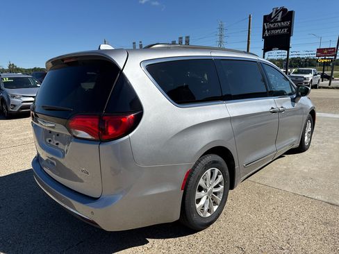 Used 2017 Chrysler Pacifica Touring-L image 4