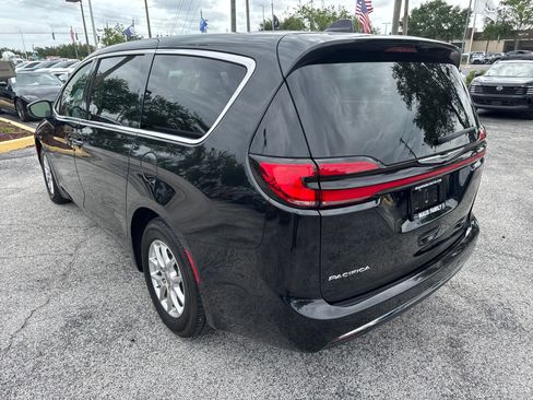 Used 2023 Chrysler Pacifica Touring-L FWD image 14