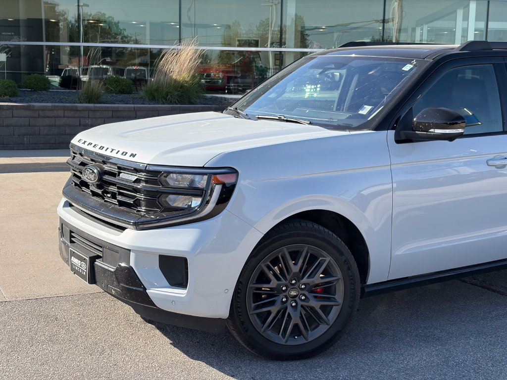Used 2025 Ford Expedition Platinum w/ Stealth Performance Package AWD/4WD image 2