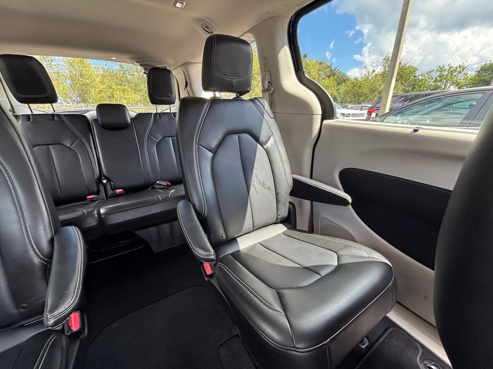 Used 2024 Chrysler Pacifica Touring-L FWD image 39