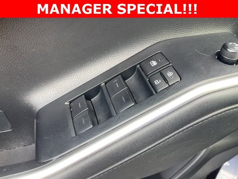 Used 2023 Toyota Highlander XLE image 32