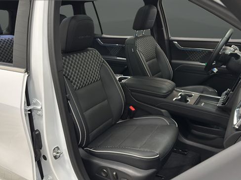 Used 2024 GMC Acadia Denali AWD/4WD image 23
