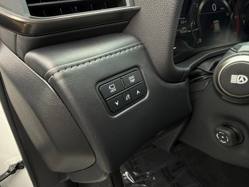 Used 2023 Lexus LX 600 4WD w/ Luxury Package image 10