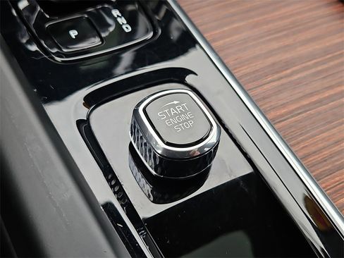 Used 2023 Volvo XC60 B6 Ultimate w/ Protection Package Premier image 27