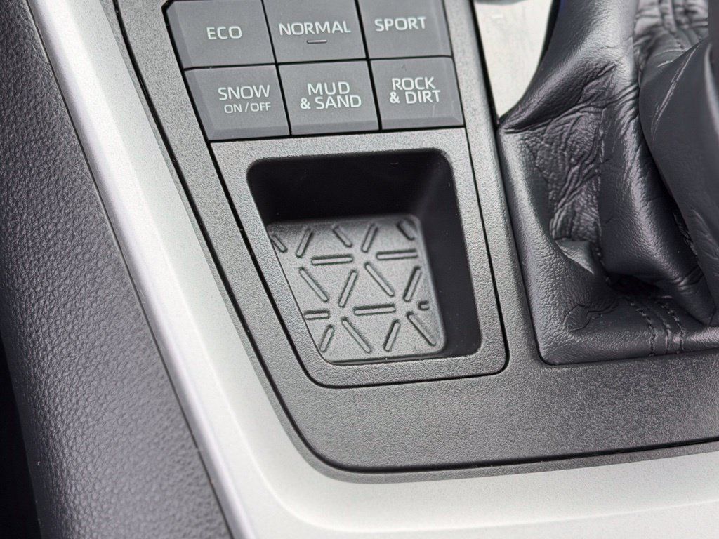 Used 2021 Toyota RAV4 XLE w/ Convenience Package AWD/4WD image 21